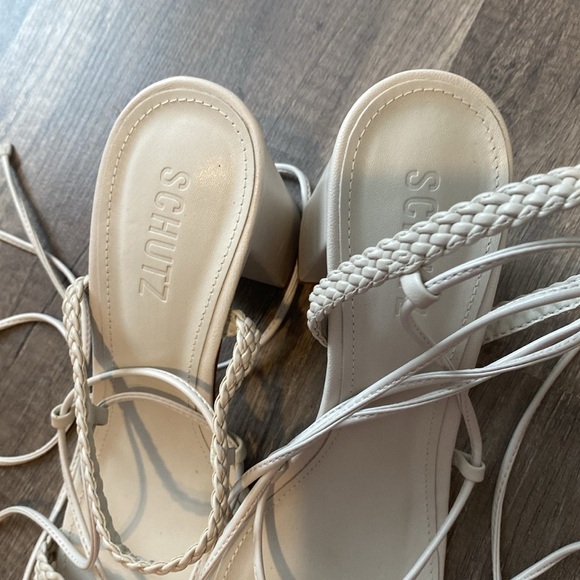 Maxima Block Heel in Pearl
SCHUTZ
Color: Pearl - Picture 8 of 9